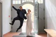 Das Brautpaar Christian (Francis Fulton-Smith, l.) und Tanja (Christina Athenstädt, r.) freut sich auf die Hochzeit.