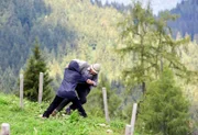 Ein Unbekannter versucht den Bauer Josef Lahner in eine Schlucht zu stürzen.