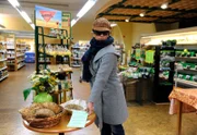 ARD ROTE ROSEN FOLGE 1423, am Montag um 14:10 Uhr im ERSTEN. Vera (Sandra Speichert) holt zum Gegenschlag aus. Sie wirbt mit Flyern in Jans Bio-Supermarkt für ihr Geschäft.