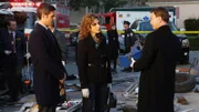 Detectives Don Flack (Eddie Cahill, l.), Stella Bonasera (Melina Kanakaredes) und Mac Taylor (Gary Sinise) untersuchen den Unfallort auf Hinweise.
