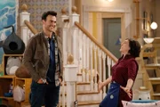 Max (Cheyenne Jackson, l.); Kat (Mayim Bialik, r.)