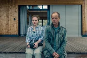 Lenka Bergdorf (Alice Prosser, l.) und Micha Oberländer (Matthias Koeberlin, r.) sitzen zusammen auf dem Bootssteg. Micha Oberländer befragt Lenka Bergdorf  zum Tod ihrer Schwester.