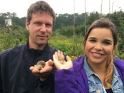 Anna und Schneckenforscher Christoph suchen nach einem Schneckenkönig. Das ist eine Schnecke mit linksgedrehtem Gehäuse. Diese Weinbergschnecken sind rechtsdrehend.