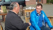 Trödelexperte Otto Schulte (re.) im Gespräch mit Christel.
