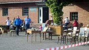 Trödelexperte Otto Schulte (li.) und Patrick marschieren über den Hausflohmarkt.