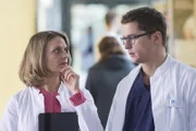 Dr. Franziska Ruhland (Gunda Ebert, l.); Dr. Elias Bähr (Stefan Ruppe, r.)