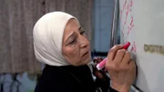 Rauda Hassan schreibt auf die Kacheln in ihrer Küche an ihren Sohn, der seit mehr als einem Jahrzehnt verschwunden ist. Sie hofft nun endlich etwas über sein Verbleiben zu erfahren.