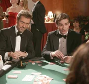 Dr. James Wilson (Robert Sean Leonard, r.) und Dr. Gregory House (Hugh Laurie, l.) versuchen ihr Glück beim Pokerspiel.