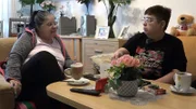 Sabrina (re.) ist die 38-Jährige Tochter von Ur-Rostockerin Brigitte (li.). Sie lebt schon immer bei oder zumindest in der Nähe ihrer Mama. Aber jetzt möchte die Single-Dame im fernen Nordrhein-Westfahlen neu beginnen.