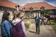 Willkommen auf dem Reiterhof! Nele und Sarah sind von Marthas Idee begeistert.
