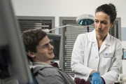 Simon Funke (Aaron Hilmer, l.); Dr. Leyla Sherbaz (Sanam Afrashteh, r.)