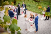 Erik (Sven Waasner, v.r.) fühlt sich überflüssig, während Yvonne (Tanja Lanäus, v.M., mit Isabell Stern, v.l.) immer mehr Gefallen an einer Unternehmer-Karriere findet. (mit Komparsen)