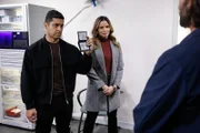 Nick Torres (Wilmer Valderrama, l.); Jessica Knight (Katrina Law, r.)