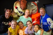 Gruppenbild mit Saurier, Tom, Singa, Volker Rosin, die TanzAlarm-Kids Viktoria, Nika, Sophia und Laura und dem TanzTapir.