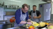 Auch ein Fischer muss in der Küche helfen.