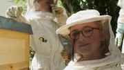 Ausgestattet mit Schutzanzügen und Smoker können die Kinder die Bienen aus nächster Nähe beobachten.