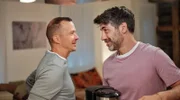 Glücklich: Djamal (Harun Yildirim, re.) und Georg (Barnaby Metschurat, li.) sind froh, dass sie sich haben.