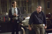 Ein Serienmörder, der unschuldige Obdachlose umbringt, bereitet Reid (Matthew Gray Gubler, l.), Gideon (Mandy Patinkin, r.) Kopfzerbrechen ...