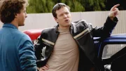 Luke (Dean O'Gorman, l.) hat sein Auto an Greg (Henry Nixon) verwettet. Ein großer Fehler ...