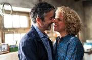 Bea (Christiane Brammer) und Manuel (Marco Canadea) turteln heimlich und geben sich größte Mühe, dass die Familie nichts von ihrer Beziehung mitbekommt.