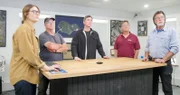 Laird Niven (2.v.l.), Alex Lagina (m.), Marty Lagina (2.v.r.), Rick Lagina (r.)
