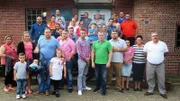 Trödelexperte Otto Schulte (grünes Shirt) mit Großfamilie Schwarz.