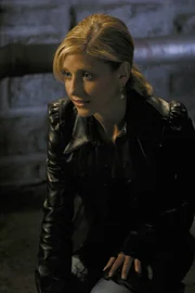 Buffy (Sarah Michelle Gellar) geht zu einem Dinner mit Principal Wood. Während ihres Gesprächs erklärt er ihr, dass er der Sohn einer Jägerin ist, die in New York getötet wurde.