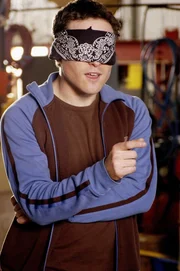 Für ein Date wettet Greg (Henry Nixon), Automodelle allein am Klang erkennen zu können.