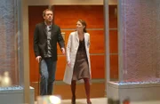 Der Zustand einer 16-jährigen Patientin verschlechtert sich rapide. Dr. Allison Cameron (Jennifer Morrison, r.) bittet Dr. Gregory House (Hugh Laurie, l.) um Hilfe ...