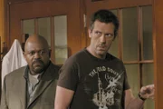 Kann Dr. Gregory House (Hugh Laurie, r.) verhindern, dass der Sohn von Rodney Foreman (Charles S. Dutton, l.) erblindet?