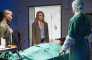 Nick (Daniel Donskoy) hat die Leiche von Lisa Vegener (Luisa Taraz) untersucht und berichtet den Kommissarinnen (Florence Kasumba, l. und Charlotte Lindholm, M.).