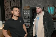 Nihat (Timur Ülker, l.) erklärt Erik (Patrick Heinrich), dass er die Geschäftsidee mit der App aufgibt.