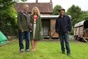 V.l.: John, Bethan und Simon Parfett vor dem Waggon