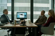 Dr. Reto Zanger (Robert Hunger-Bühler) und Dominique (Ina Paule Klink) stellen dem Banker Paul Schneider (Axel Pape, li.) unbequeme Fragen.