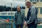 Micha Oberländer (Matthias Koeberlin, l.)  befragt Paul Steingass (Edi Jäger, l.) zu seinem ermordeten Sohn.