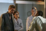 Noch immer muss Dr. Eric Foreman (Omar Epps, r.) isoliert werden. Dr. Gregory House (Hugh Laurie, l.), Dr. Allison Cameron (Jennifer Morrison, 2.v.l.) und Dr. Robert Chase (Jesse Spencer, 2.v.r.) versuchen währenddessen die Ursache für die plötzlich auftretenden Symptome herauszufinden.