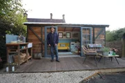Simon Parfett vor Beth und Johns Waggon