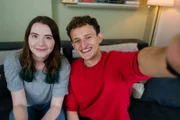 Julian will alles über Selfies lernen. Deswegen trifft er sich mit YouTuberin und Selfie-Profi Caro. Ob Julian das perfekte Bild ohne Schummln gelingt?