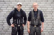 Stolz auf ihre Handwerker-Kluft: Zimmermann-Azubi Lasse (l) und sein Ausbilder Julian.