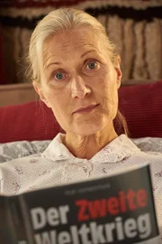 Waltraud (Hedi Kriegeskotte) schwelgt bisweilen in Erinnerungen an ihre verlorene schlesische Heimat.