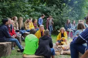 Gemeinsames Lagerfeuer am See. Die Klassenfahrt der Einsteiner neigt sich dem Ende entgegen.
