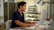 Noah (Jan Liem) vermutet, dass sein Chefarzt eine Fehldiagnose vertuschen will. Er verschafft sich heimlich Zugang zur Patientenakte, findet aber keine Hinweise.