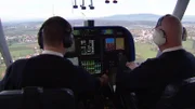 Blick aus dem Zeppelin-Cockpit. Mario Gasser wird im deutschen Friedrichshafen zum Zeppelin-Piloten ausgebildet.