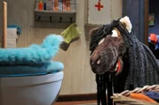 Pferd kommt gerade vom Friseur und spricht mit Günni (links) über seine neue Frisur. Auch Günni ist modisch auf der Höhe.