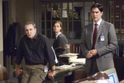 Versuchen einen Serienmörder zu stoppen: Hotch (Thomas Gibson, r.), Reid (Matthew Gray Gubler, M.) und Gideon (Mandy Patinkin, l.) ...
