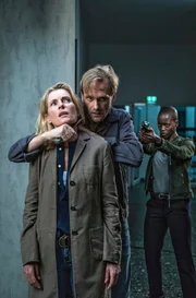 v.l.n.r.: Charlotte (Maria Furtwängler), Benno (Matthias Lier), Anais (Florence Kasumba)