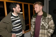 Tobias (Jan Kittmann, l.) ist Paul (Niklas Osterloh) auch keine Hilfe bei seiner Suche nach Kate.