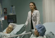 Dr. Allison Cameron (Jennifer Morrison, M.) bereitet Max (Dahlia Salem, r.) und Hannah (Jayma Mays, l.) auf die bevorstehende Operation vor.