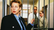 Silke (Judith von Radetzky, li.) ist geschockt, als sie ihre Halbschwester (Marion Reuter, hi.re.) als Neuzugang in Reutlitz sieht (hi. Mi. Atto Suttarp).