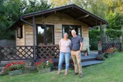 Michelle und Tobin vor ihrem Sommerhaus